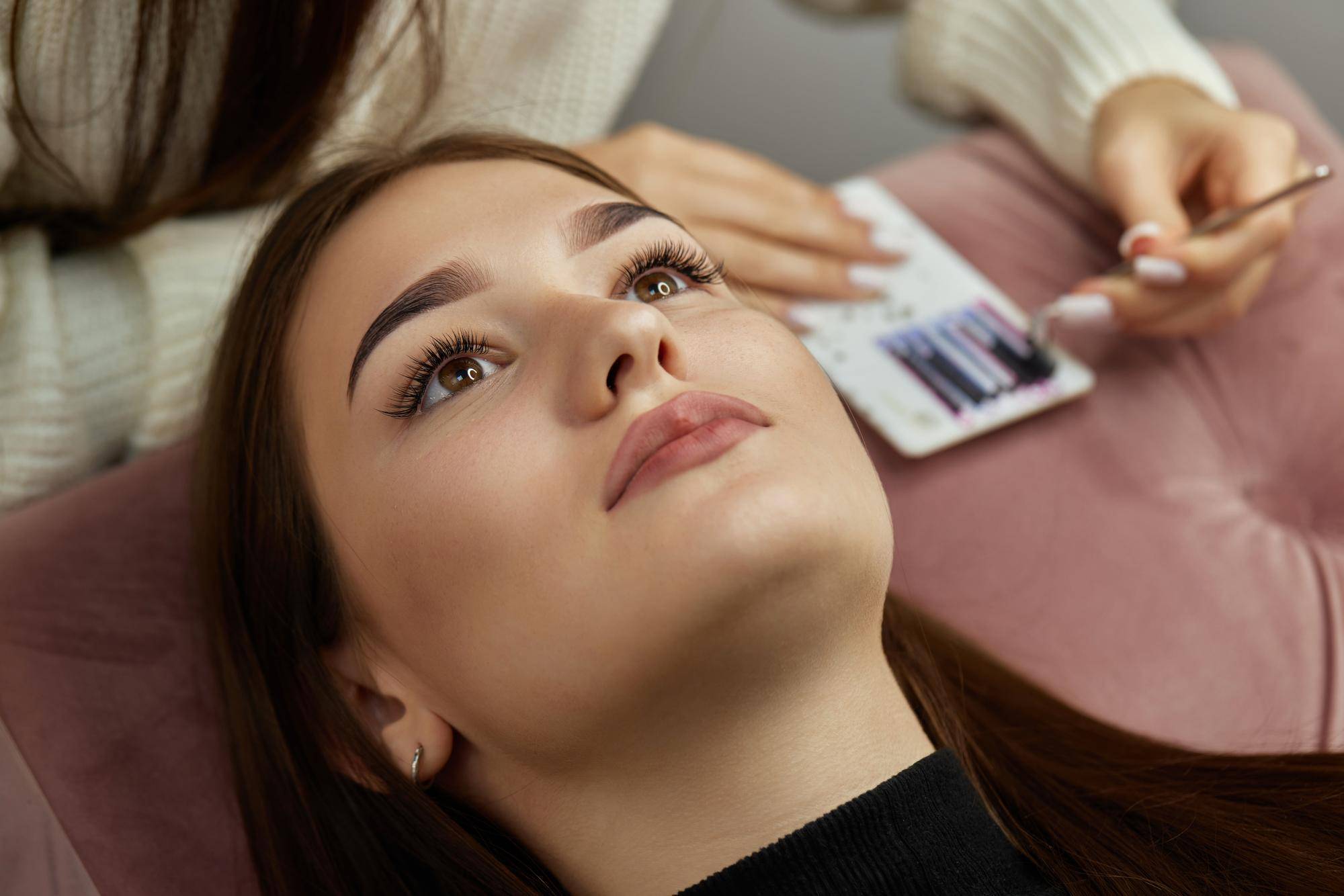 Henna na brwiach ile trwa i jak przedłużyć efekt naturalnie