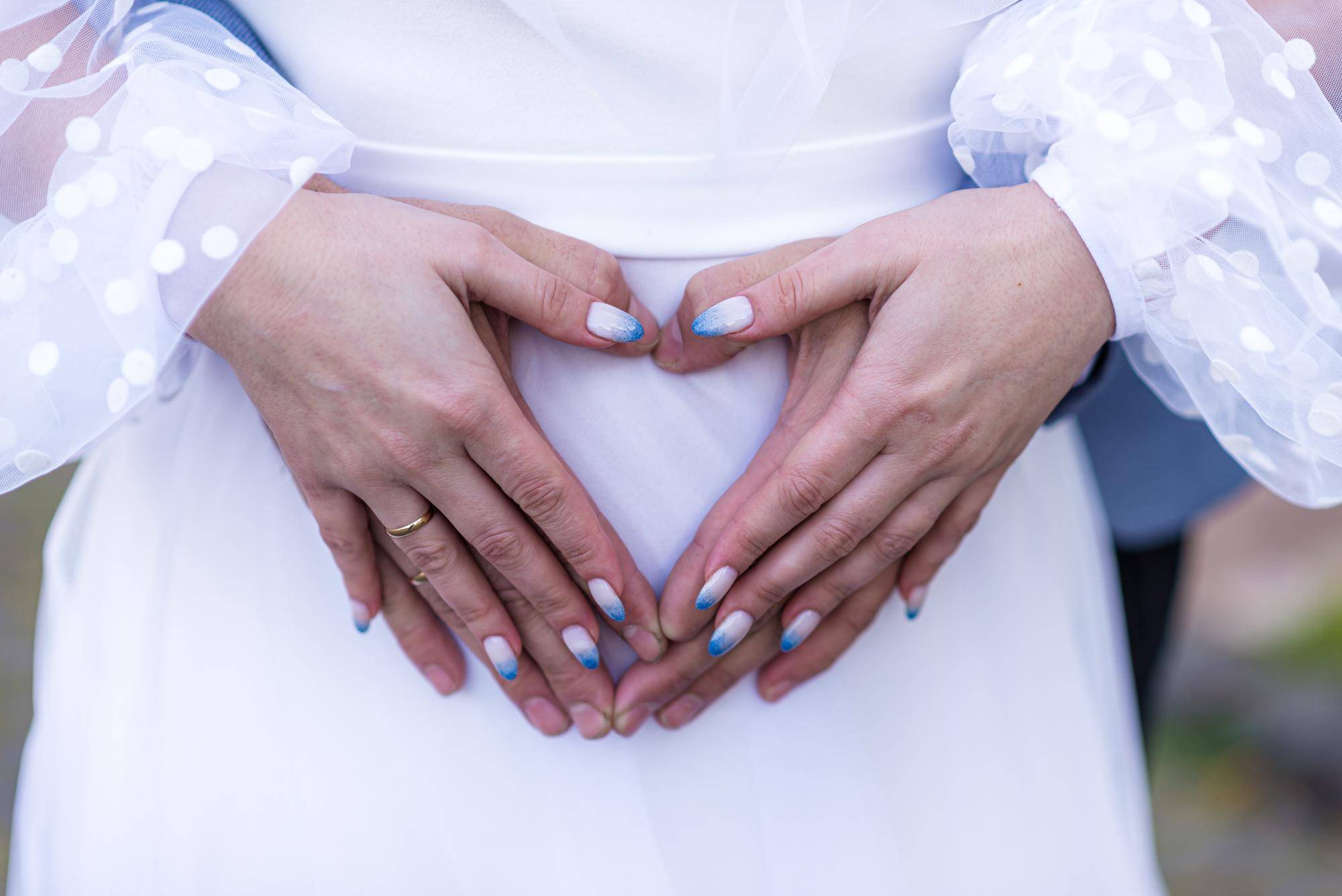Manicure komunijny elegancki i skromny idealny na wyjątkowy dzień
